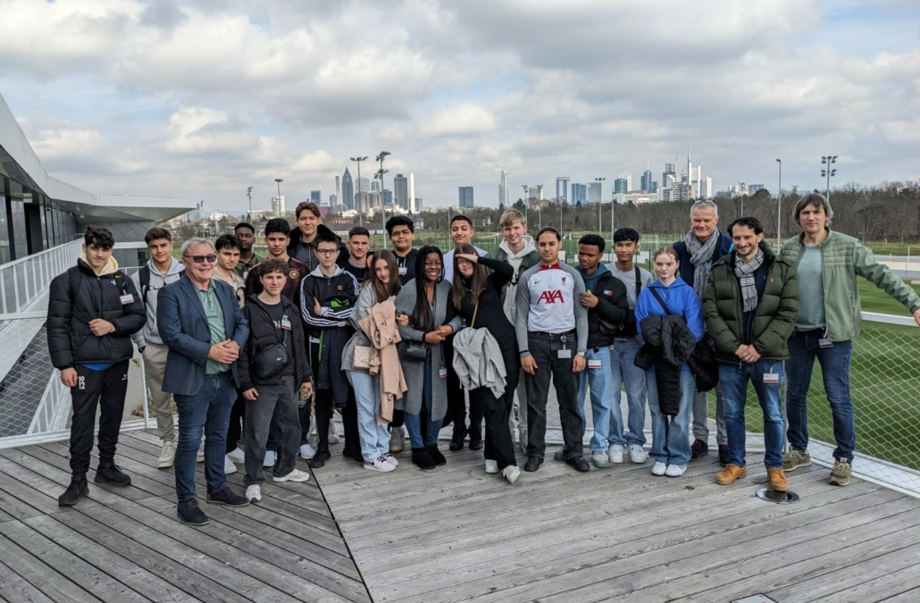 Die Projektgruppe “Der Ball ist rund” zu Besuch im DFB-Campus