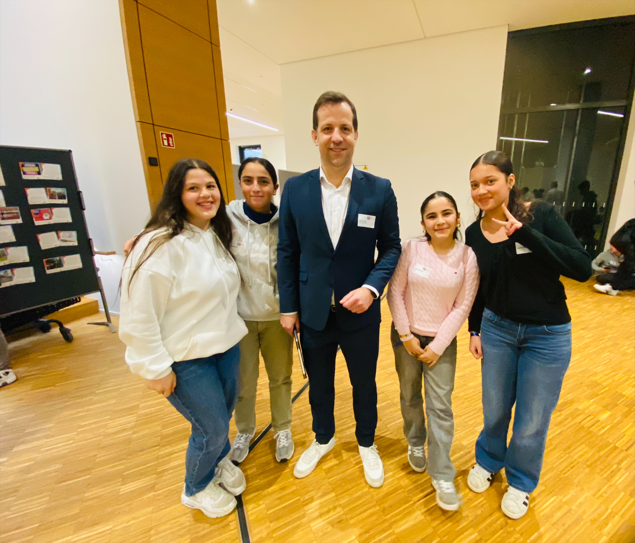 Schülerinnen der Klasse 8r mit Oberbürgermeister Nino Haase